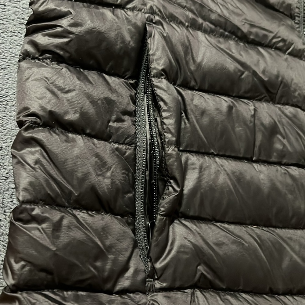American Eagle black puffer vest men’s size medium two large pockets zip up - Picture 5 of 8